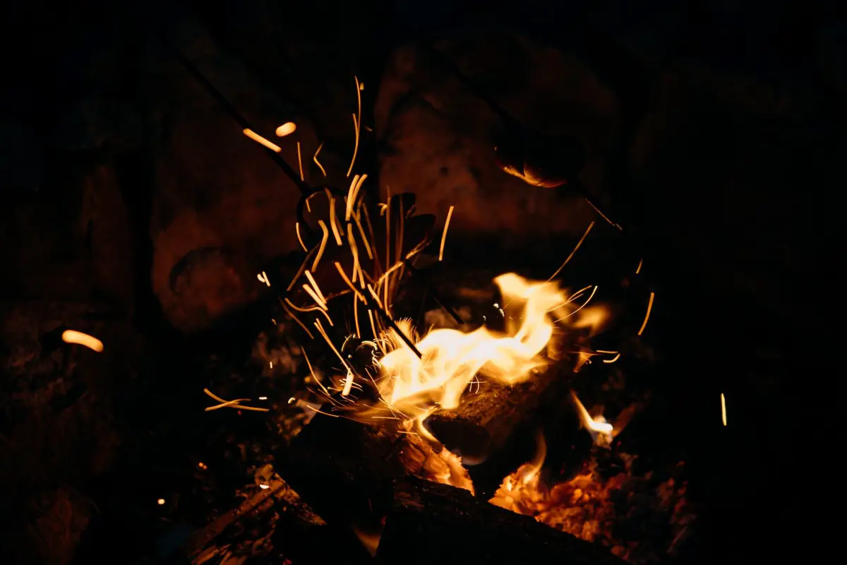 Knisterndes Feuer in der Feuerstelle