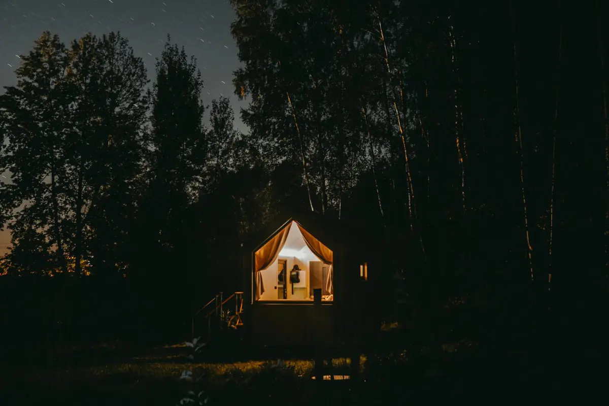 Glamping, das nachts leuchtet