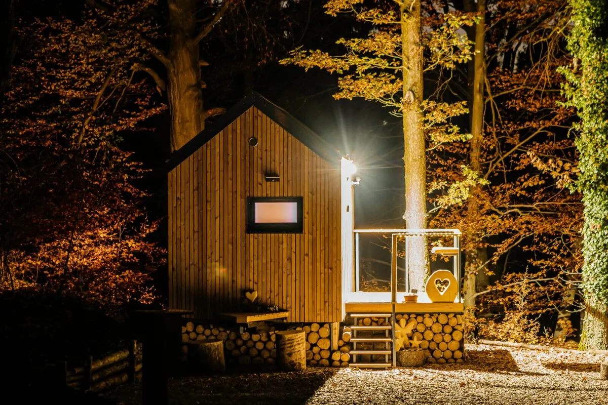 Glamping Hrubá Skála bei Nacht