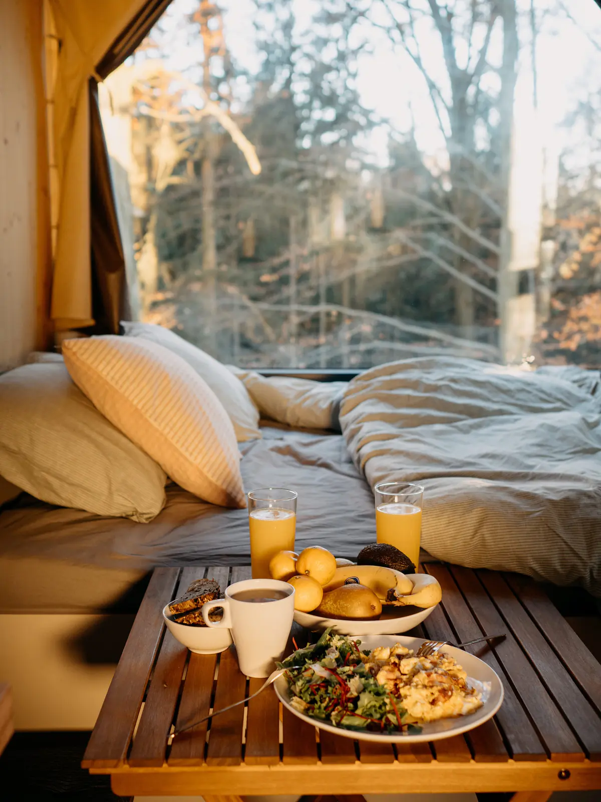 Frühstück auf dem Tablett im Bett