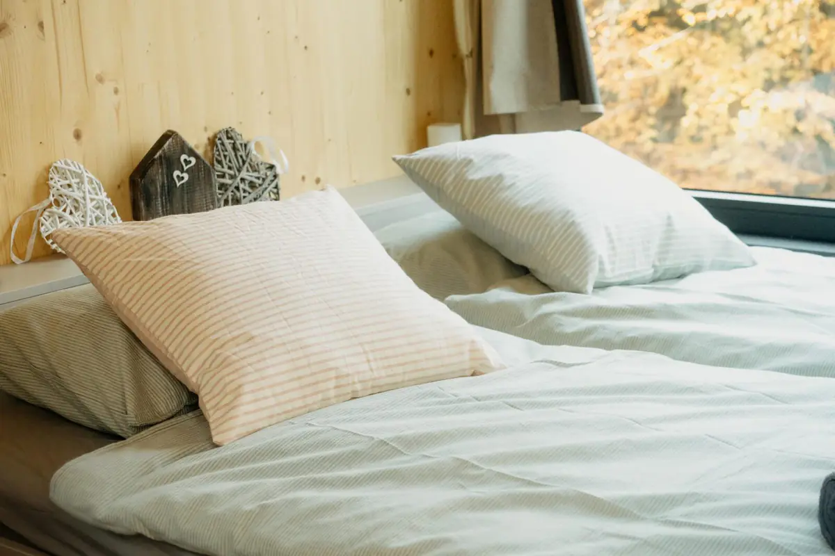 Gemachtes Bett mit weißer Bettwäsche