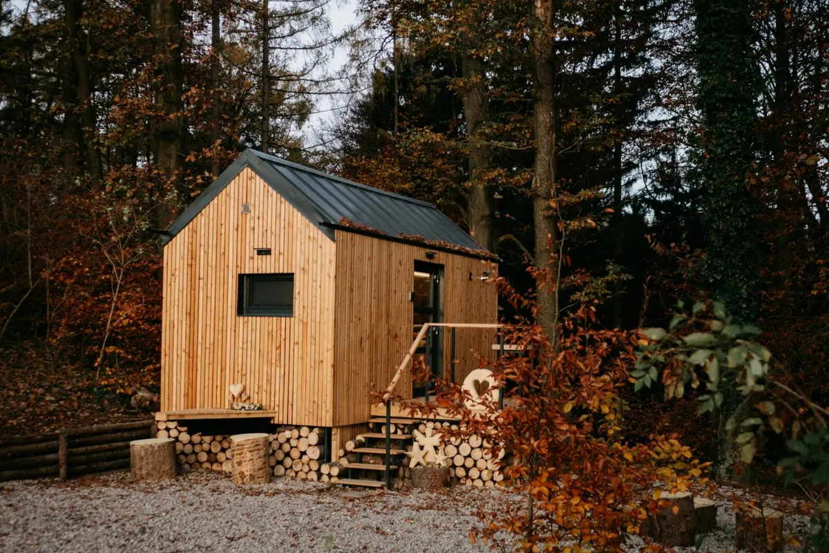 Glamping mezi podzimními stromy