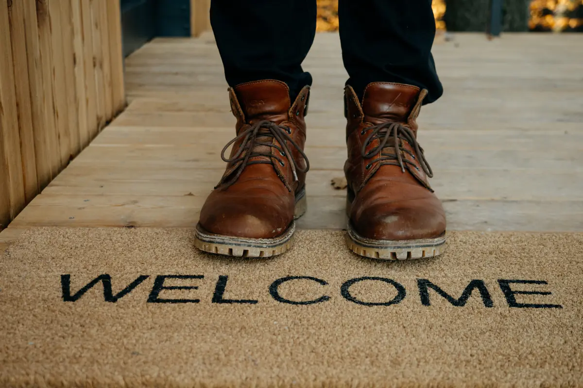 Schuhe auf einer Welcome Fußmatte