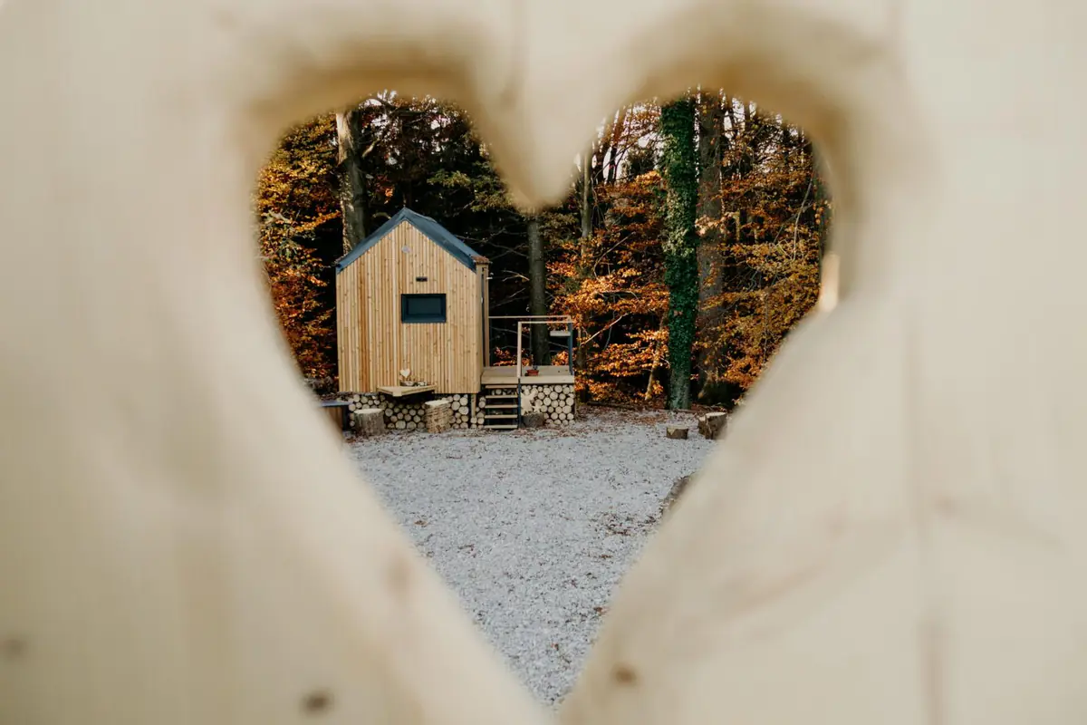 Pohled srdcovým výřezem na glamping