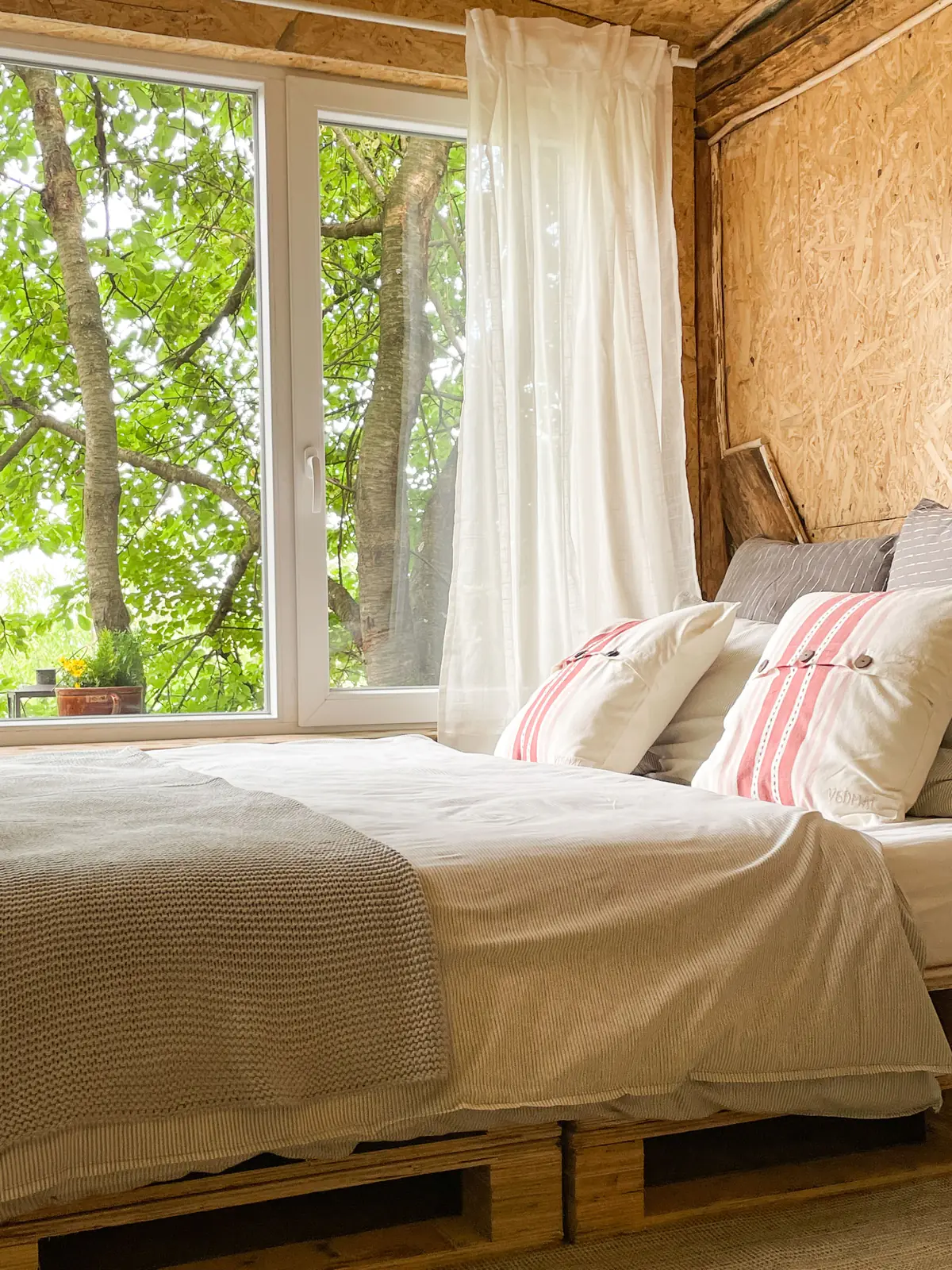 Postel se záclonami