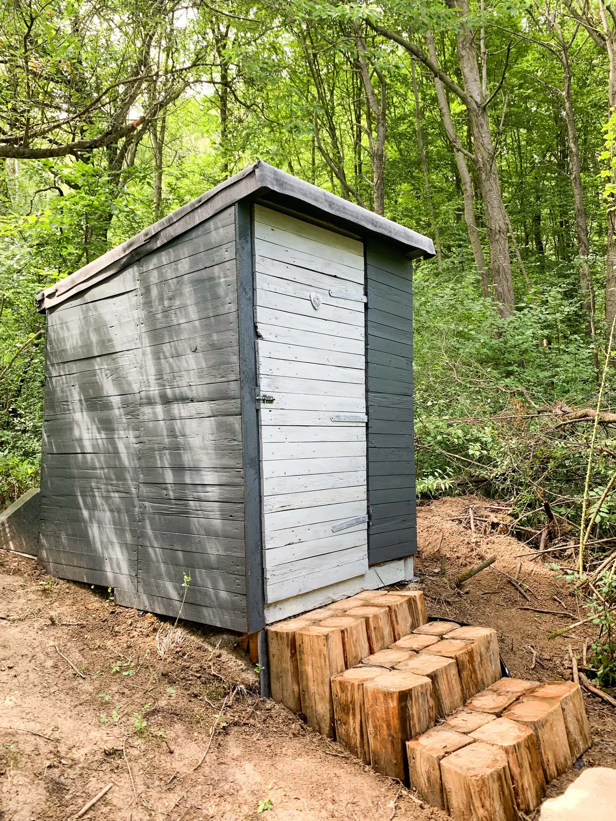 Dřevěná suchá toaleta u glampingu